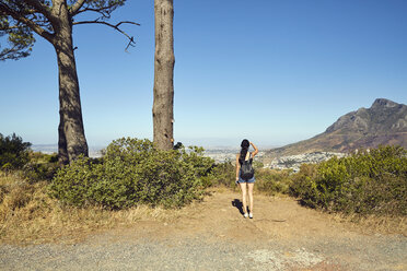 Südafrika, Kapstadt, Signal Hill, junge Frau mit Blick über die Stadt - SRYF00512