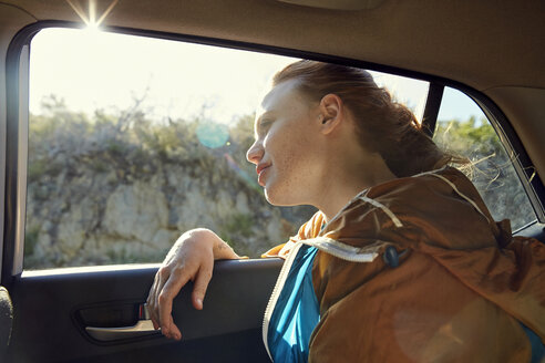 Young woman in a car looking out of window - SRYF00544