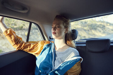 Junge Frau entspannt sich in einem Auto - SRYF00550