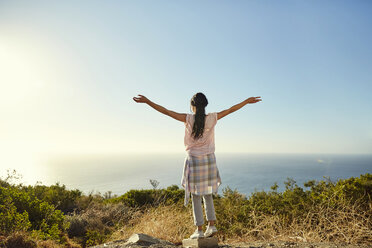 South Africa, Cape Town, Signal Hill, young woman enjoying the view to the sea - SRYF00558