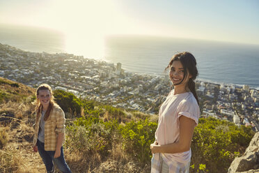 Südafrika, Kapstadt, Signal Hill, zwei junge Frauen wandern oberhalb der Stadt - SRYF00574