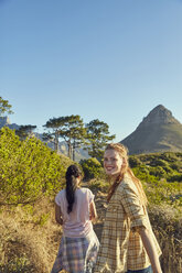 Südafrika, Kapstadt, Signal Hill, zwei junge Frauen beim Wandern - SRYF00575