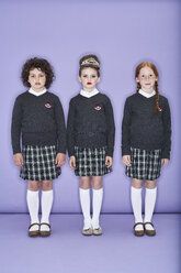 Porträt von drei Mädchen in Schuluniform - FSF00880