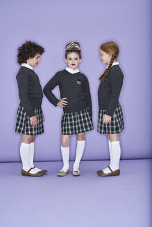 Drei Mädchen in Schuluniform - FSF00883