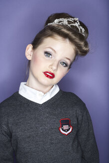 Porträt eines Mädchens mit roten Lippen und Haarschmuck - FSF00889