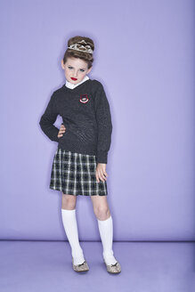Porträt eines ungehobelten Mädchens in Schuluniform - FSF00890