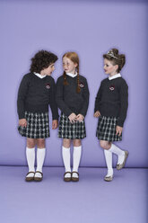 Drei Mädchen in Schuluniformen - FSF00896