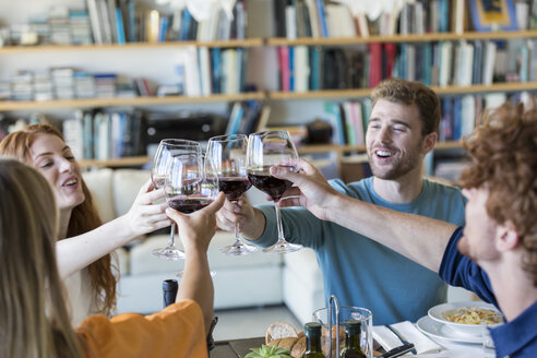 Freunde stoßen mit Rotwein an - ZOCF00365