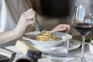 Frau isst Spaghetti Carbonara - ZOCF00367