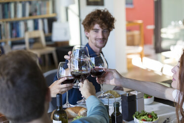 Freunde stoßen mit Rotwein an - ZOCF00369