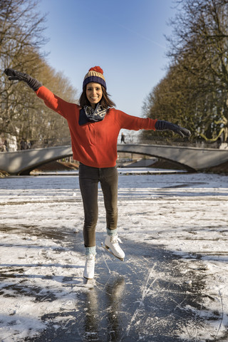 Frau beim Schlittschuhlaufen auf dem Kanal, lizenzfreies Stockfoto