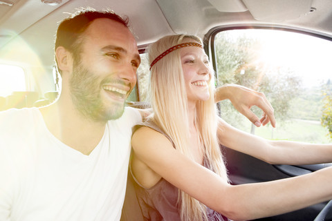 Glückliches Paar in einem Auto, lizenzfreies Stockfoto