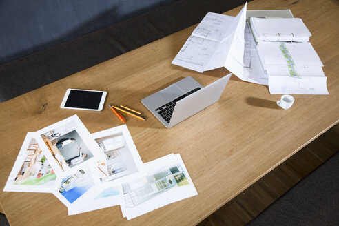 Desk with laptop, tablet, photographies and blueprint - FKF02240