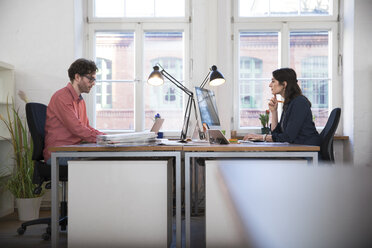 Mann und Frau arbeiten im Büro - FKF02250