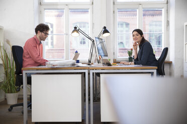 Mann und Frau arbeiten im Büro - FKF02251