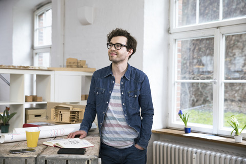 Lächelnder lässiger Mann im Büro, lizenzfreies Stockfoto