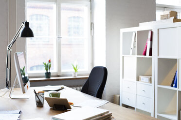 Desk in empty office - FKF02296