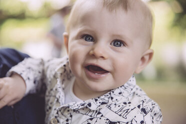 Portrait of happy baby boy outdoors - MFF03528