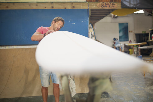 Surfboard-Shaper-Workshop, Mann überprüft Surfbrett - ZEF13672