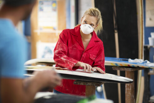 Surfboard-Shaper-Workshop, Surfshop-Mitarbeiter bei der Arbeit an einem Surfbrett - ZEF13695