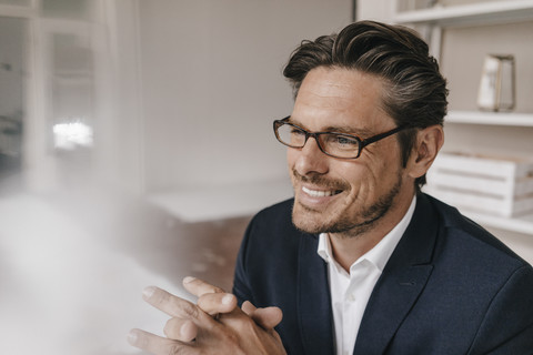 Lächelnder Geschäftsmann mit Brille, lizenzfreies Stockfoto