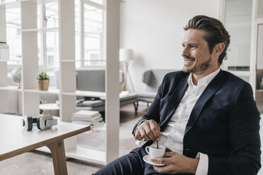 Lächelnder Geschäftsmann in einer Kaffeepause - KNSF01300