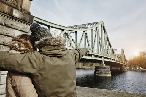 Deutschland, Potsdam, junges Paar an der Glienicker Brücke - ANHF00027