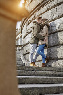 Deutschland, Potsdam, junges Paar küsst sich an der Glienicker Brücke - ANHF00029