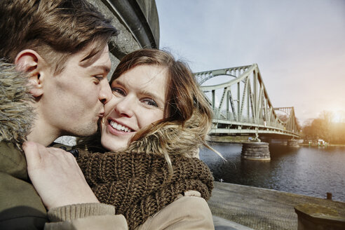 Deutschland, Potsdam, junges Paar küsst sich an der Glienicker Brücke - ANHF00032