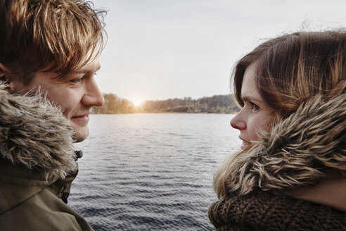 Germany, Potsdam, young couple at Havel River face to face - ANHF00037