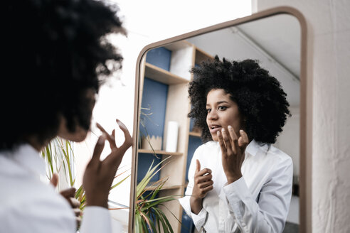 Young woman applying lip care - KNSF01362