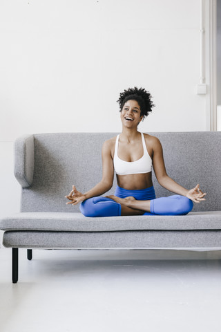 Fitte junge Frau übt Yoga, lizenzfreies Stockfoto