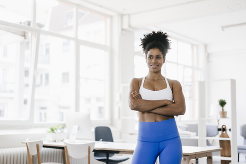 Fitte junge Frau in ihrem Büro zu Hause, lizenzfreies Stockfoto