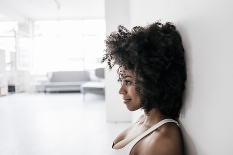 Porträt einer schönen jungen Frau, die nachdenkt, lizenzfreies Stockfoto