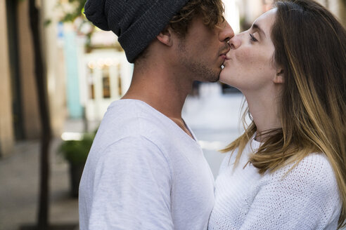 Young couple kissing in the city - KKAF00842