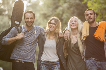 Vier glückliche Freunde im Wald - ZOCF00384