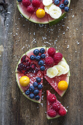 Obstkuchen aus Wassermelone, garniert mit verschiedenen Früchten und bestreut mit Kokosnussflocken - ODF01498
