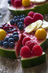 Obstkuchen aus Wassermelone, garniert mit verschiedenen Früchten und bestreut mit Kokosnussflocken - ODF01499