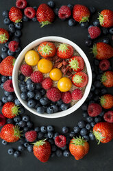 Schale mit Granola mit verschiedenen Beeren und Physalis - ODF01501