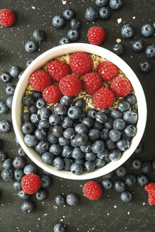 Schale Müsli mit Himbeeren und Heidelbeeren - ODF01502