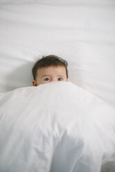 Portrait of scared baby girl lying under white blanket - GEMF01630