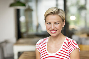 Portrait of smiling blond woman - PESF00582