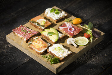 Verschiedene garnierte Sandwiches - MAEF12213