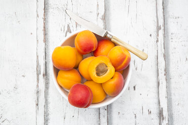 Sliced and whole apricots in a bowl - LVF06131