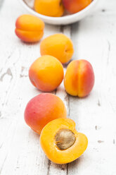 Sliced and whole apricots - LVF06133