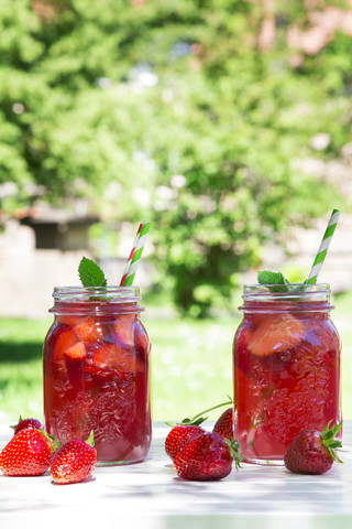 Zwei Gläser selbstgemachte Erdbeerlimonade, lizenzfreies Stockfoto