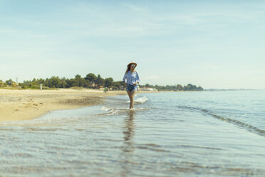 Frau beim Spaziergang am Meer - JPF00208