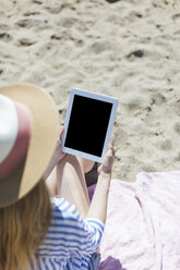 Frau sitzt am Strand mit Tablet - JPF00209