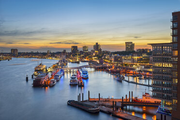 Deutschland, Hamburg, Niederhafen bei Sonnenuntergang von der Elbphilharmonie aus gesehen - RJF00696