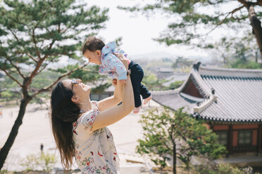 Südkorea, Seoul, Glückliche Mutter und kleines Mädchen spielen im Changdeokgung-Palast und Huwon - GEMF01637